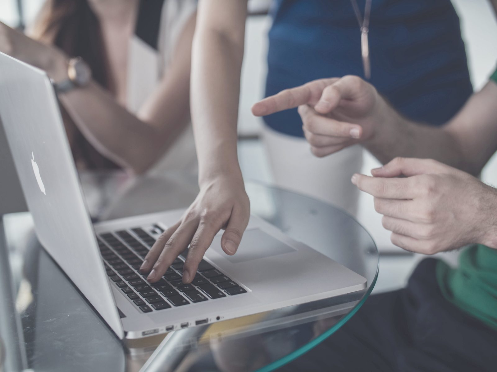 Iemand wijst naar een laptopscherm