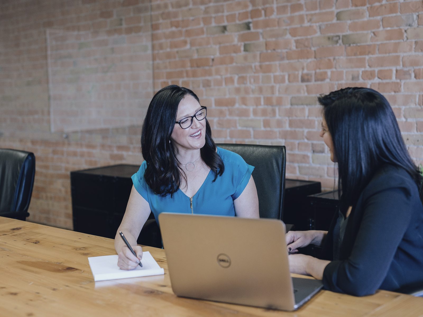 Twee collega's overleggen